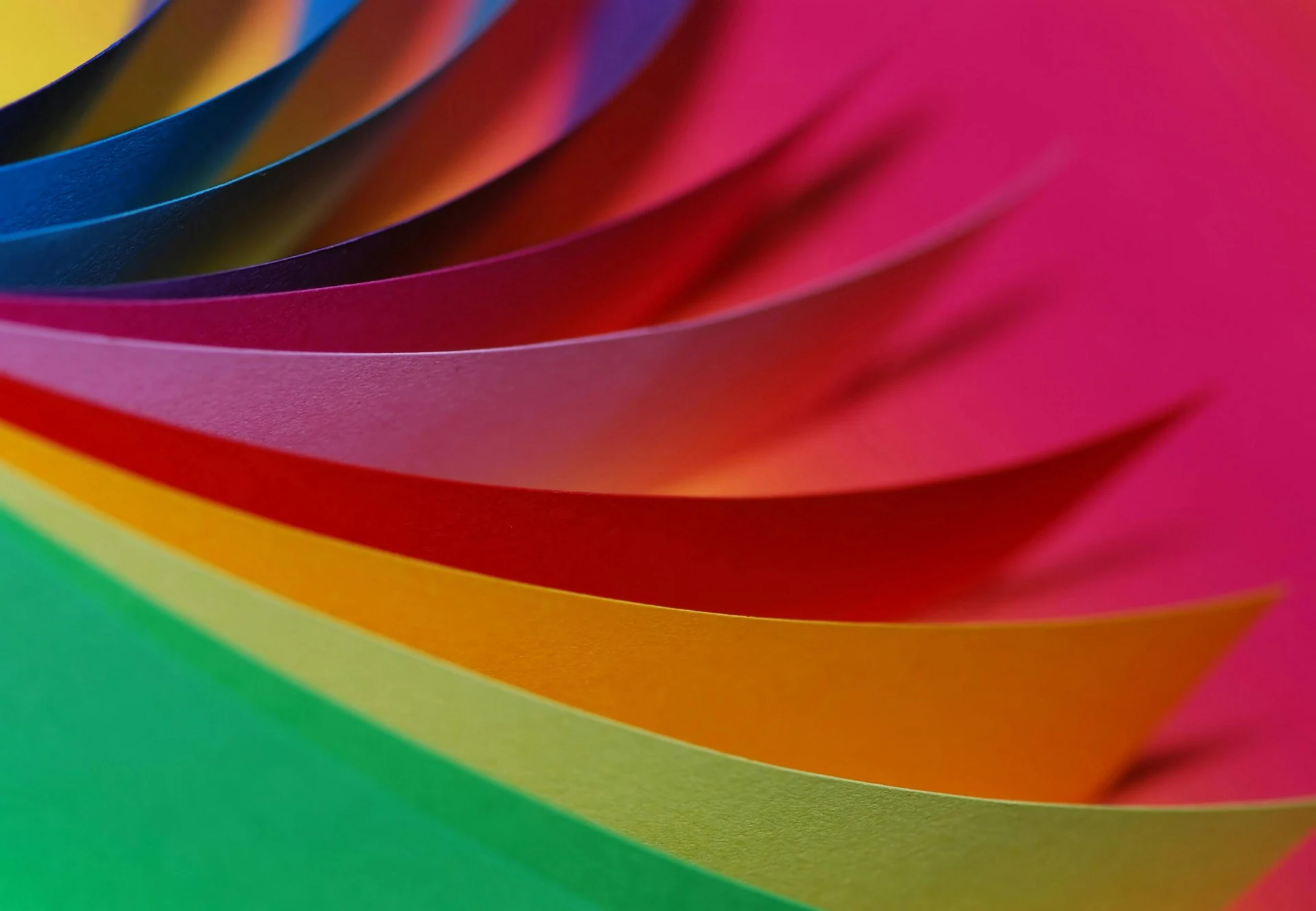 The Effect of Colors on Your Posts: How Tones Influence User Perception and Behavior