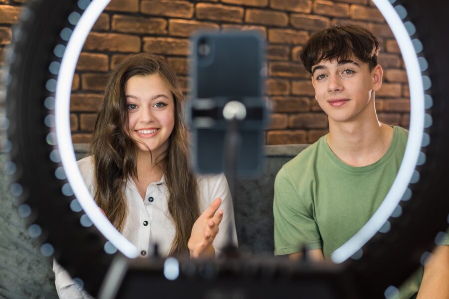 Click, Smile and Attend: Social Networks, Your New Customer Service Ally